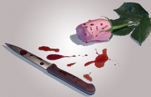 В Киеве грабитель цветочного магазина нанес ножевые ранения сопротивляющейся продавщице