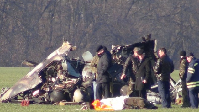 В интернете появилось видео с места крушения военного вертолета под Киевом