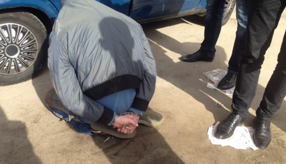 В Киеве оперативники в людном месте задержали торговца оружием (фото, видео)