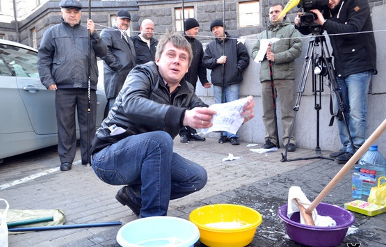 В Киеве под Кабмином активисты постирали платежки за коммунальные услуги