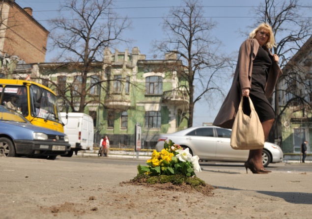 В Киеве активисты “украсят” ямы на дорогах цветочными композициями