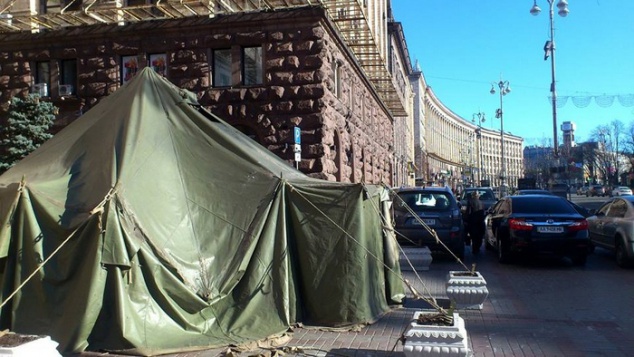 Под КГГА появилась палатка - мобилизационный пункт (фото)