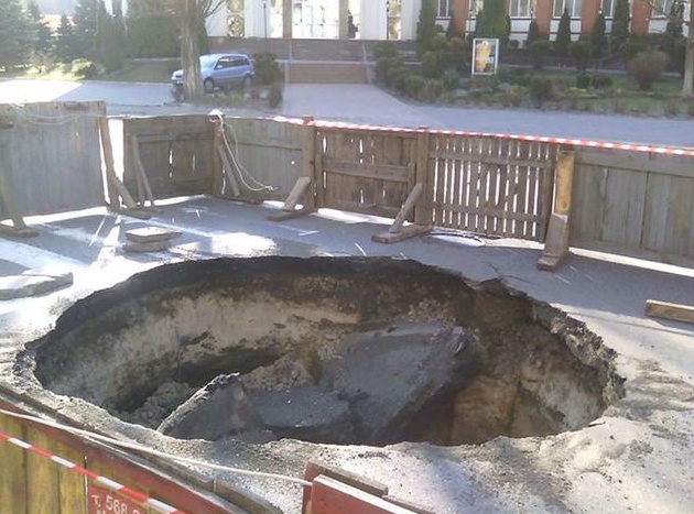 В результате аварии канализационного коллектора, на ул. Голосеевской образовалась огромная яма