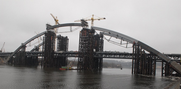 Компанию “Мостострой” обязали  вернуть почти миллиард гривен,  выделенных на строительство Подольско-Воскресенского моста