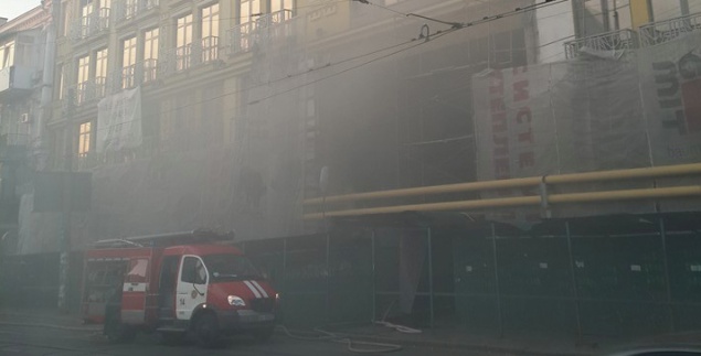 В Киеве на Подоле горит новостройка