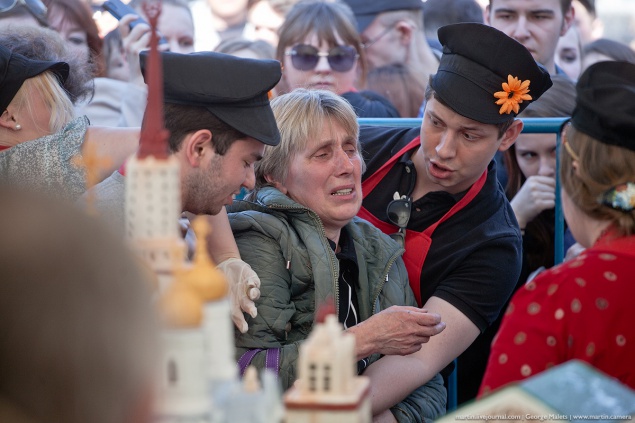 Десять тысяч москвичей толпилось за кусочком бесплатного пасхального кекса (фото)