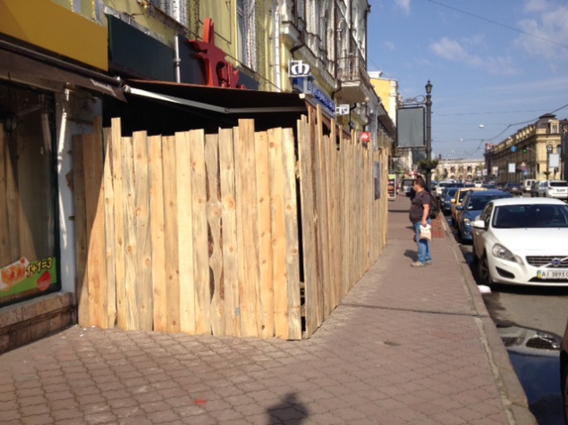 Владельцы ресторана на ул.Сагайдачного решили увеличить площадь заведения за счет тротуара (фото)