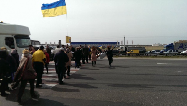 Жители Киевщины перекрыли Кольцевую дорогу, где в считанные минуты образовался затор (фото)