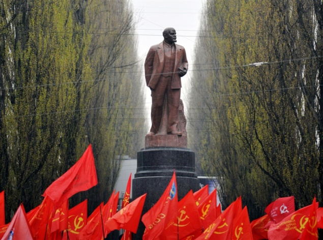 Киевские пенсионеры отметили день рождения Ленина возле бывшего памятника “вождю”