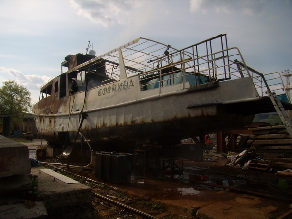 Столичные спасатели тушили судно на Днепре