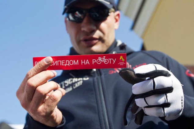 Кличко приехал на работу на велосипеде и призвал депутатов Киевсовета к аналогичным действиям (фото)