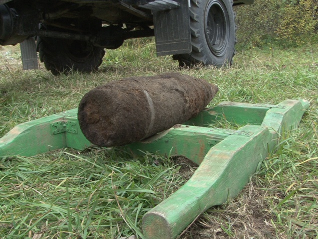 В Киевской области около железнодорожных путей обнаружили снаряд