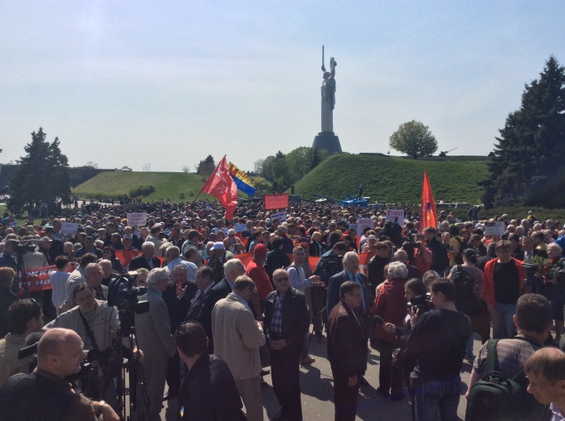 В Киеве проходит митинг коммунистов, на котором уже произошла потасовка (фото)