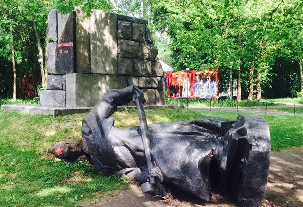 Милиция проверяет факты “падения“ памятников ”советской эпохи” в Киеве
