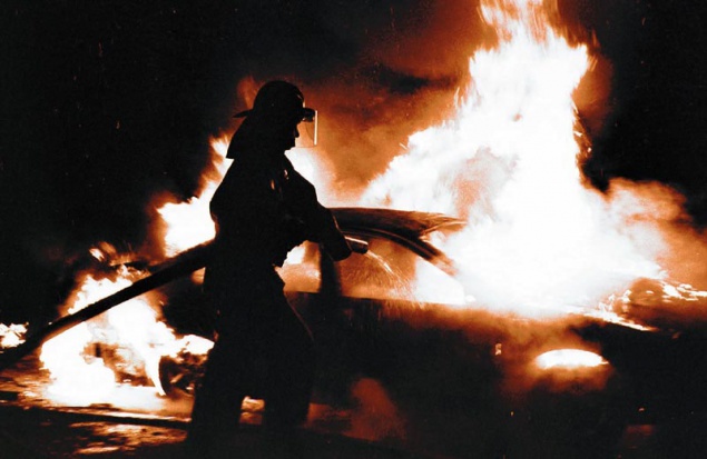 Сегодня ночью в Киеве сгорело два автомобиля