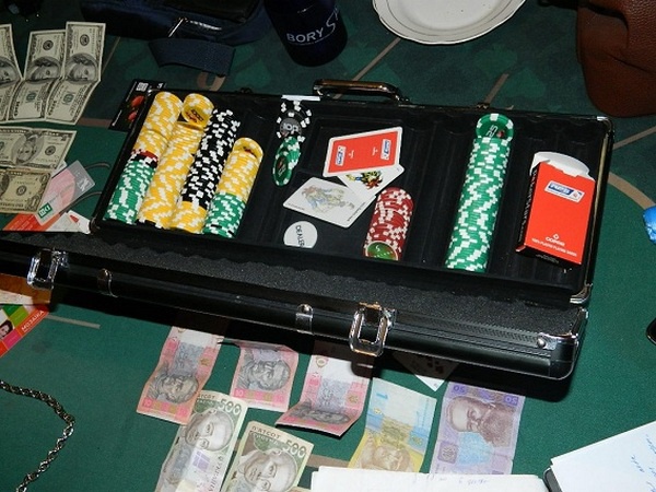 В Дарницком районе столицы правоохранители “накрыли” казино (фото)