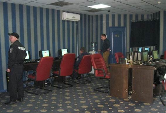 Под вывеской “Национальной лотереи” в Киеве работали игровые автоматы (фото, видео)