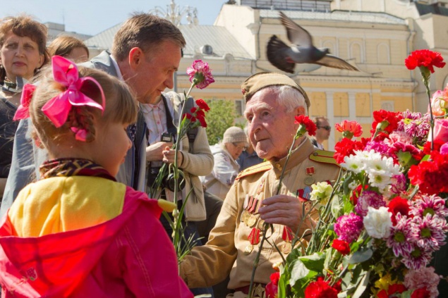 Киевляне чествуют цветами ветеранов войны