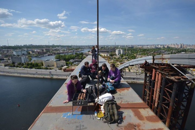 Киевляне-экстремалы взобрались на недостроенный Подольский мост и приготовили шашлык (фото)