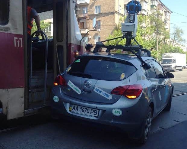 В Киеве Google-мобиль не разминулся с трамваем (фото)