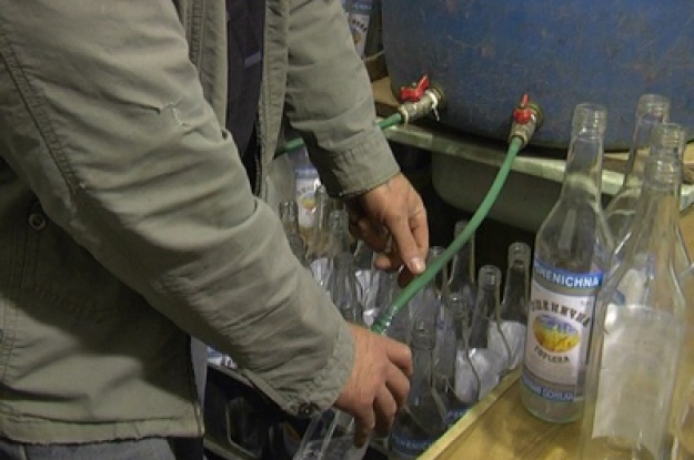 Фискалы просят киевлян сообщать об изготовителях фальсифицированной водки и бензина