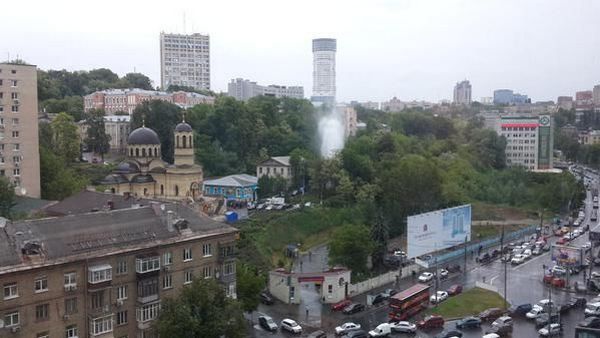 Возле Александровской больницы из-под земли бьет “фонтан” (фото, видео)