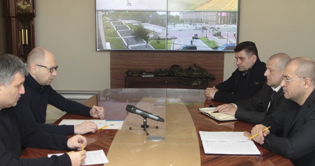Яценюк поручил выплатить компенсацию семьям погибших милиционеров и проверить их жилищные условия