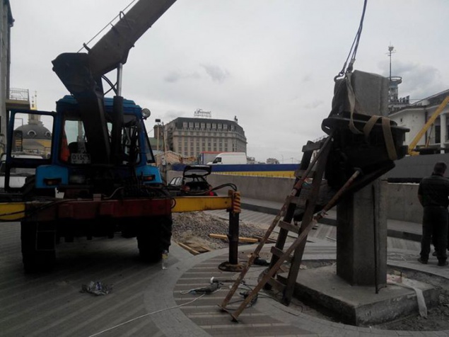 “Киевпастранс” перенес памятник трамваю с Почтовой площади под свой головной офис