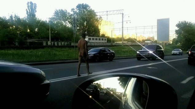 По Киеву голышом разгуливал мужчина (фото)
