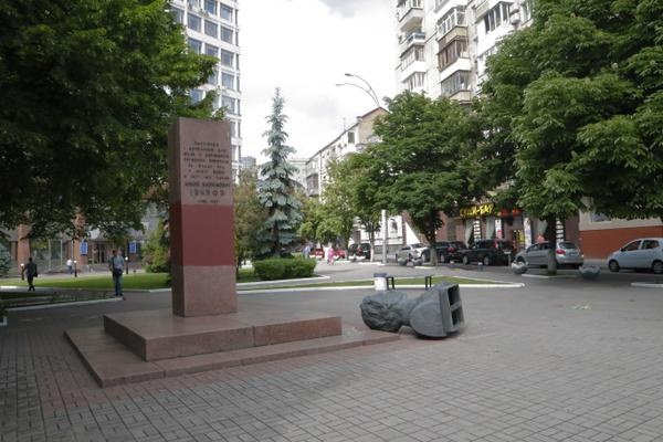 В Киеве “упал” бюст коммунистического деятеля (фото)