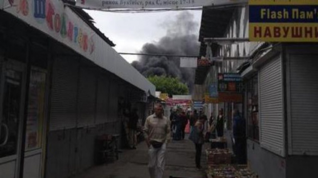 В столице горит рынок Петровка (фото)