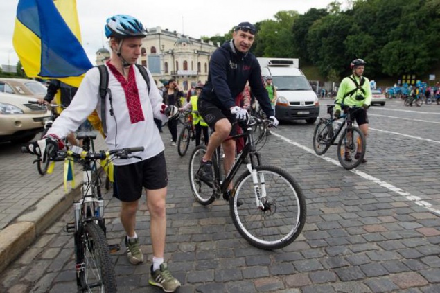 В велопараде приняли участие несколько тысяч велосипедистов, среди которых был и мэр Киева Кличко (фото)