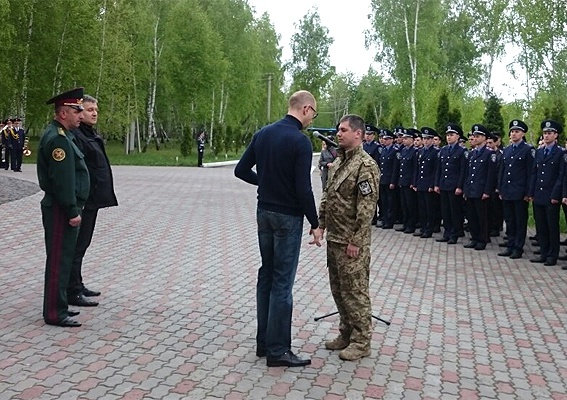 Яценюк и Аваков передали шесть ордеров на служебное жилье раненым бойцам АТО