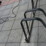 Велопарковку возле Верховной Рады смонтировали из поломанных стульев (+ФОТО)