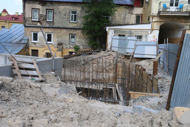 На Андреевском спуске застройщик уничтожает дома-памятники архитектуры - художники (фото)