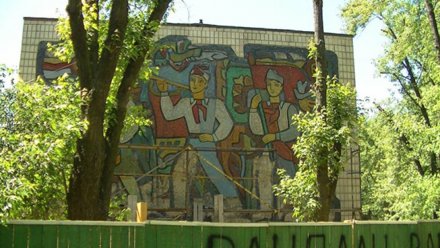 Стены киевских школ очищают от советских мозаик (фото)