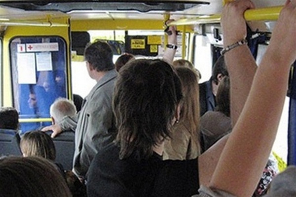 В киевском автобусе, прямо во время движения, провалился “пол”