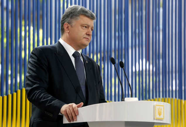 Порошенко поздравил украинцев с Днем Конституции