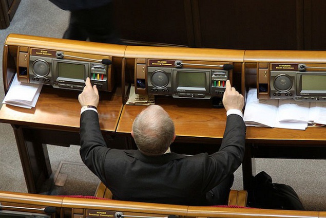 Под Верховной Радой активисты требуют наказывать депутатов за “кнопкодавство”