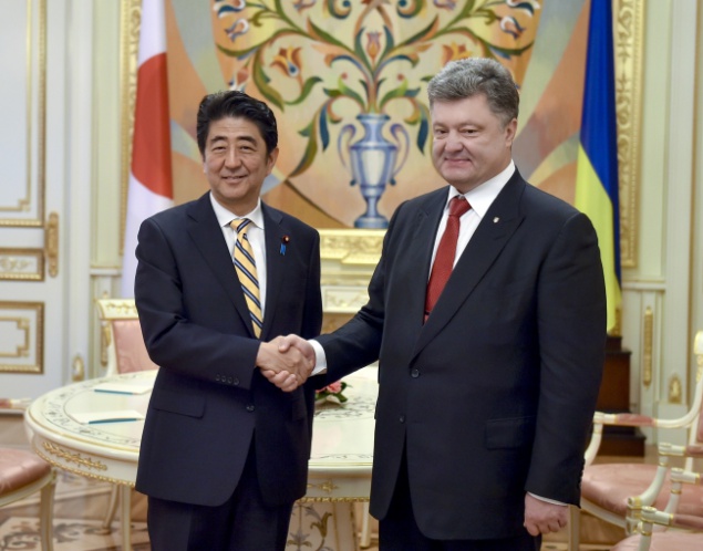 Премьер-министр Японии подписал в Киеве соглашение о предоставлении льготного кредита на реконструкцию БСА