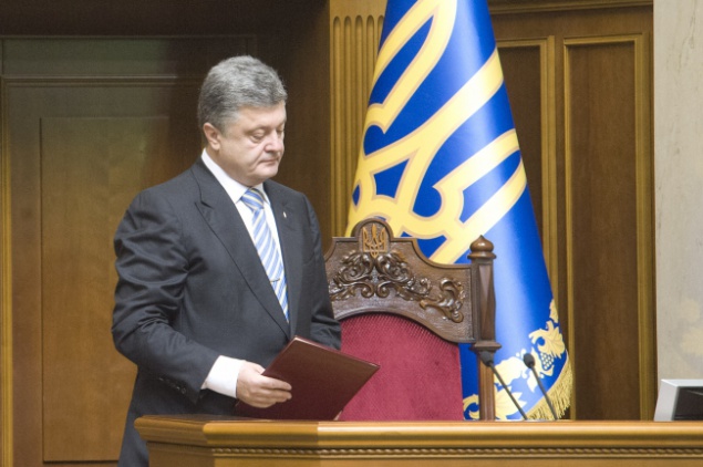 Порошенко просит Верховную Раду лишить неприкосновенности депутатов и судей