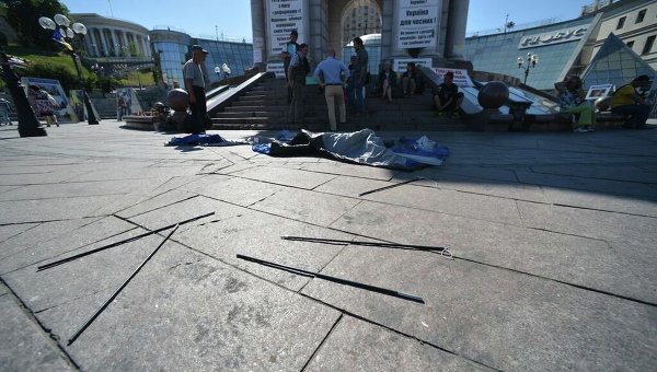 В сносе палаток на Майдане принимали участие неизвестные в балаклавах (+ВИДЕО)
