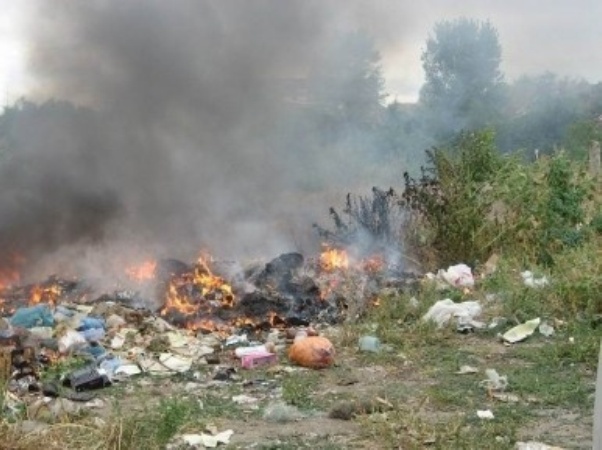Киевские спасатели вторые сутки тушат мусор на дне оврага
