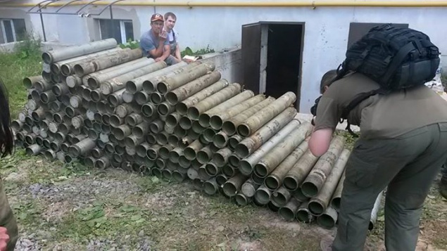 На Киевщине в подвале дома “Правый сектор“ обнаружил корпуса от боекомплектов системы ”Град” (фото)