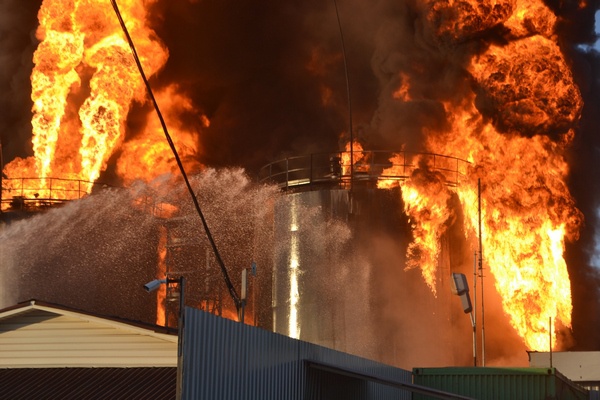 Во время пожара на нефтебазе “БРСМ-нефть” уже произошло 7 взрывов