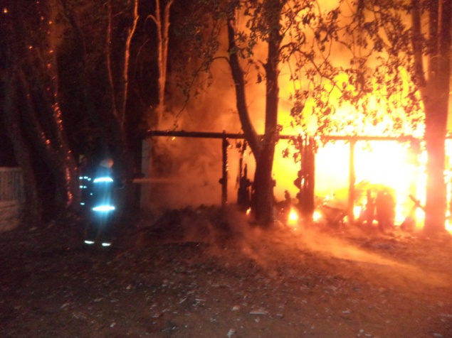В Броварах дотла сгорел деревянный сарай (фото)