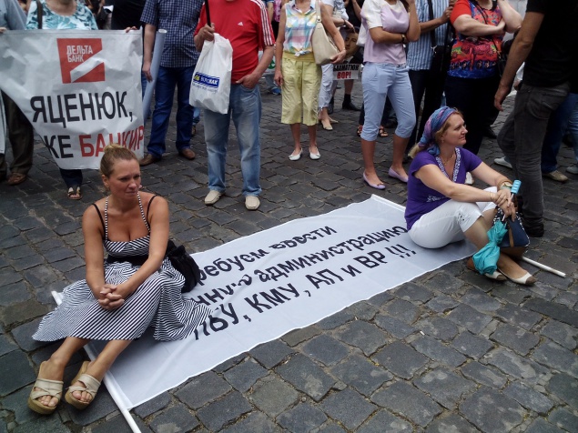 Активисты финансового и валютного майданов перекрыли движение на Грушевского