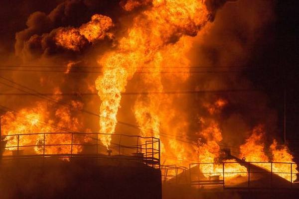Владельцы все еще горящей  нефтебазы “БРСМ-Нефть”  объявили награду за информацию о виновниках пожара