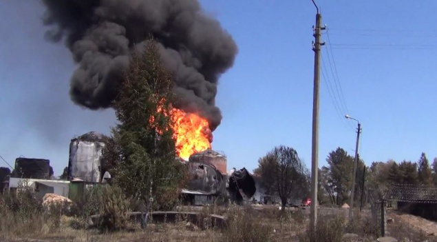 На нефтебазе по Васильковом еще горит один резервуар