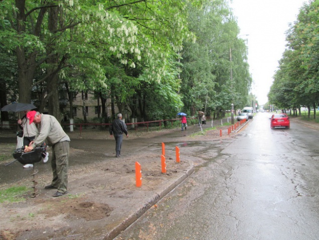 Коммунальщики Святошинского района пытаются спасти газоны от горе-водителей (фото)